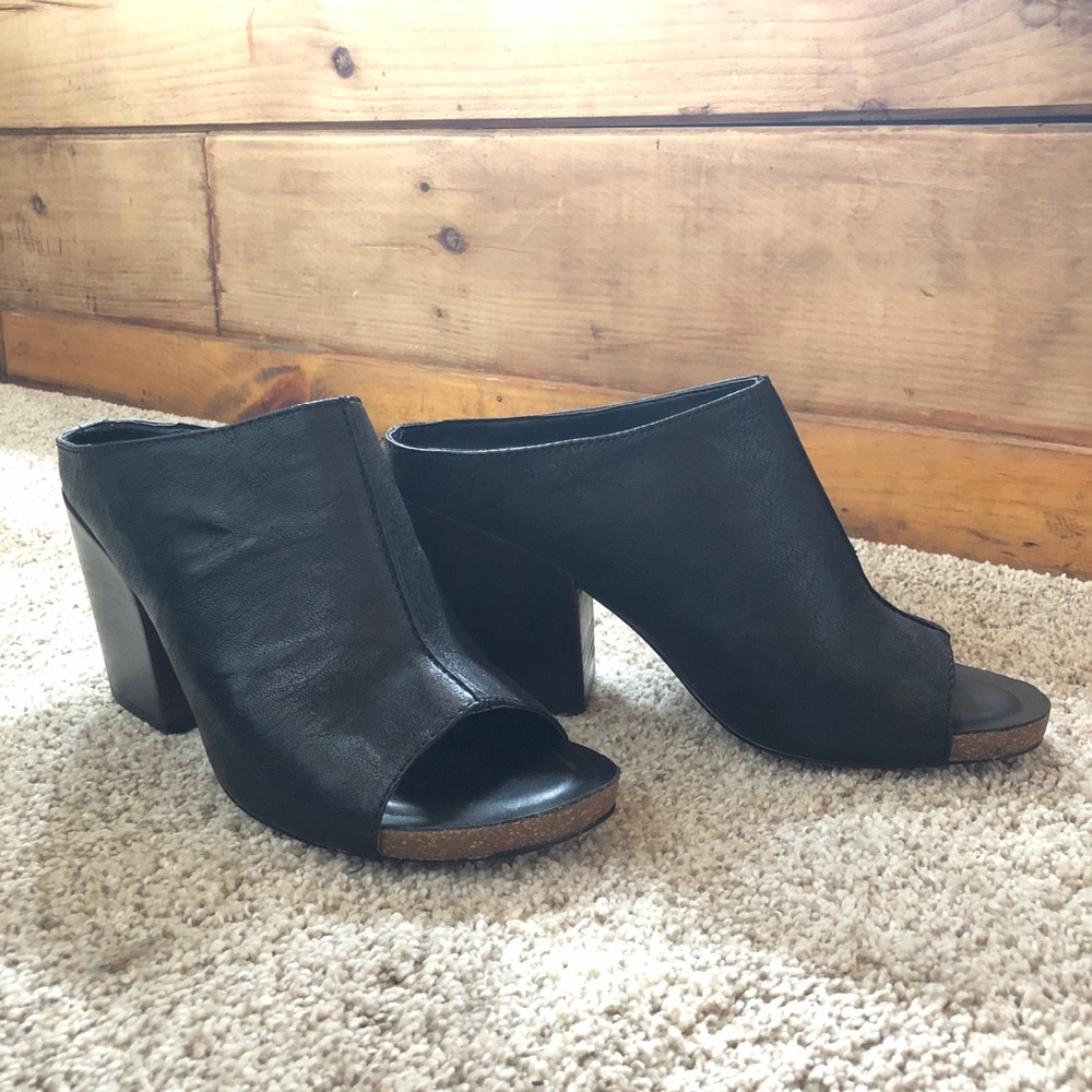 ISOLA black leather clog